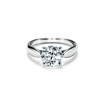 铂金镶嵌圆形明亮式切割订婚钻戒