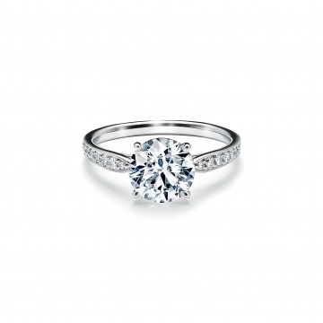 铂金镶钻戒圈镶嵌圆形明亮式切割钻石订婚钻戒