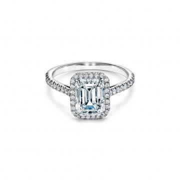 铂金镶钻戒圈，珠链式边镶钻石环绕祖母绿形切割主钻订婚钻戒